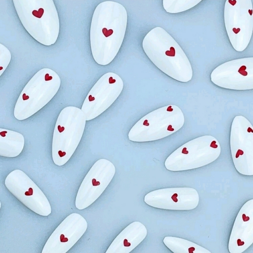 Red heart and white nails - Picture 2 of 3